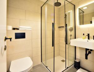 蒂罗尔-泽费尔德克里斯蒂娜酒店的带淋浴、卫生间和盥洗盆的浴室