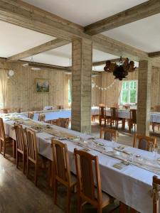 WeissbachBartlova bouda的大型用餐室配有长桌和椅子