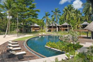 格劳德港艾菲莉亚康斯坦斯酒店 的一个带躺椅的度假村游泳池,并种植了棕榈树
