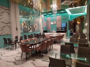 华欣S3 Huahin Hotel的用餐室配有桌椅和灯光