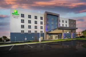 迈尔斯堡Holiday Inn Express & Suites - Fort Myers Airport, an IHG Hotel的酒店外观的 ⁇ 染