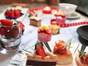 上海上海千禧海鸥大酒店的草莓盘上带甜点的桌子