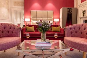 吉尔福德巴尼特山酒店的客厅配有红色的沙发和花瓶