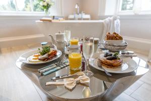 吉尔福德巴尼特山酒店的餐桌,带食物盘和橙汁杯