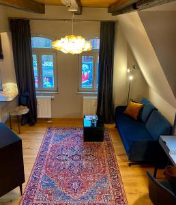 茨维考Apartmenthaus am Dom Maisonette mit Parkplatz的客厅配有蓝色的沙发和地毯。