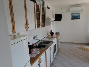 布拉托Kuća za odmor Zdravka的厨房配有水槽和炉灶