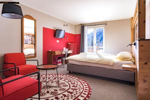 尚佩克斯度冰川酒店的配有一张床和一把椅子的酒店客房