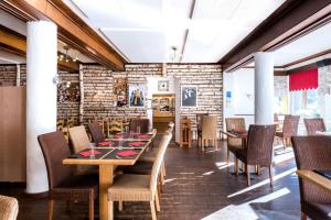 尚佩克斯度冰川酒店的一间设有桌椅的用餐室和砖墙