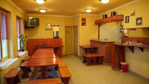 米什科尔茨Pajkos Póni Vendégház的一间设有木桌和长凳的餐厅
