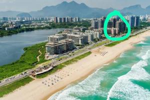 里约热内卢Maravilhoso Apartamento com 4 quartos Praia da Barra da Tijuca的绿圈的海滩空中景色