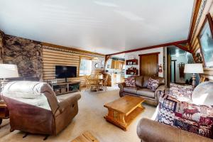 大熊湖Lazy Bear Barn的带沙发和电视的客厅