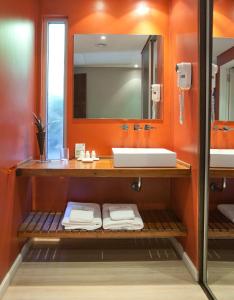 圣伊西德罗伊斯德罗维拉Spa及精品酒店的一间带水槽和镜子的浴室