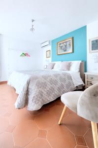 马萨鲁布朗斯Villa Lorelei的一间卧室设有一张大床和蓝色的墙壁