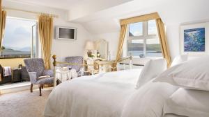 丁格尔锡顿斯旅馆的卧室配有一张床、一张书桌和窗户。