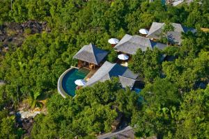 格劳德港艾菲莉亚康斯坦斯酒店 的享有带游泳池和树木的度假村的空中景致