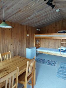 HästvedaHästveda Vandrarhem och Stugor的小木屋设有餐桌和双层床