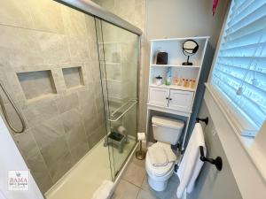 塔斯卡卢萨Bama Bed and Breakfast - Sweet Home Alabama Suite的一间带卫生间和玻璃淋浴间的浴室