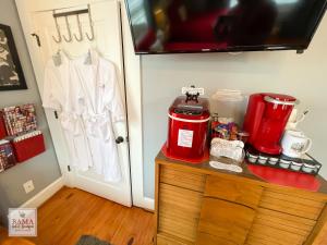塔斯卡卢萨Bama Bed and Breakfast - Sweet Home Alabama Suite的一间房间,门上装有白色夹克和消防栓