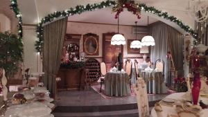 切里尼奥拉Luxury B&B IL Sogno的用餐室配有桌子和圣诞装饰
