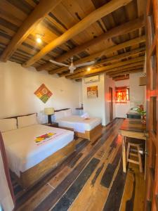 奥尔沃克斯岛Don Panchon y Maruxa的配有木天花板的客房设有两张床。