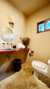 巴利亚多利德Hotel Boutique Refugio 41的浴室设有白色的卫生间和镜子
