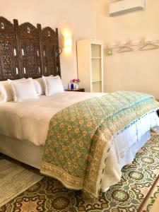 麦地那西多尼亚Número 9的一间卧室配有一张大床,床上有毯子