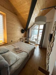 亚列姆切Girske Povitria 2的一间卧室设有一张大床和一个大窗户