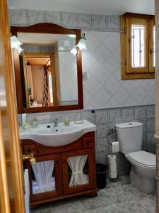 巴尔德利纳雷斯Apartamento María en Valdelinares VUTE-21-041的一间带水槽、卫生间和镜子的浴室