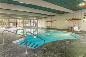 罗克福德罗克福德假日酒店的在酒店房间的一个大型游泳池