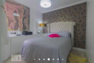 圣保罗IBC/Autodromo/Aeroporto/Expo SP/PQ da Monica/Transamerica的卧室配有白色床和粉红色枕头