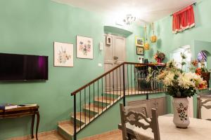 蒂沃利Casa Masci的一间带楼梯和电视的客厅