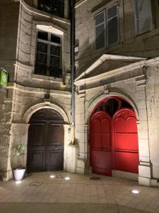 多勒Les Tiercelines的建筑物一侧的两扇红色门