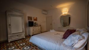 Mezzane di SottoLocanda Dell'Oleificio的一间卧室配有一张床、梳妆台和镜子