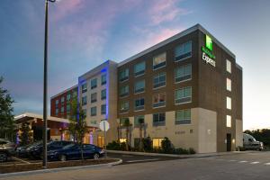 奥兰多Holiday Inn Express Orlando - South Park, an IHG Hotel的上面有绿色标志的酒店大楼