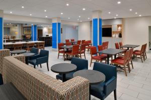 Holiday Inn Express Orlando - South Park, an IHG Hotel餐厅或其他用餐的地方