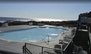 Oceanview 4BR/4BA Condo, Steps to Beach/Pool内部或周边的泳池