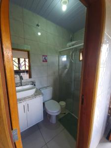 乌鲁佩马Chalés Rota das Cachoeiras的浴室配有卫生间、盥洗盆和淋浴。