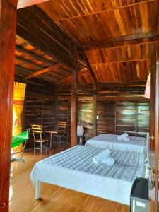Tân PhúFOREST BREATH ECO-LODGE的一间卧室设有一张床和木制天花板