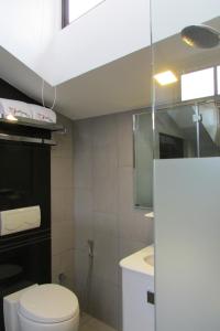 新加坡The Southbridge Hotel的浴室配有白色卫生间和盥洗盆。