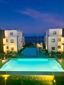 Poste LafayetteEastern Blue Beachfront Luxury Apartment的两栋建筑前的大型游泳池