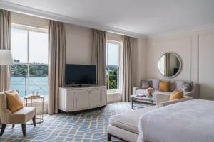 悉尼悉尼朗廷酒店的配有一张床和一台平面电视的酒店客房