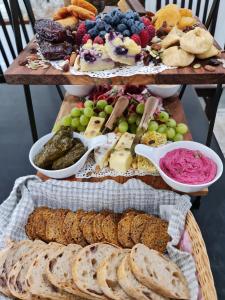 坎永莱格Canyonleigh Retreat的一张带奶酪和面包的自助餐的桌子