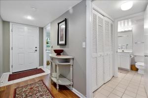 博卡格兰德Sea Oats 123 Condominium Condo的白色的浴室设有卫生间和水槽。