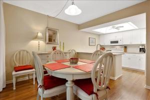 博卡格兰德Sea Oats 123 Condominium Condo的一间带桌椅的用餐室和一间厨房