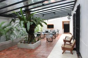科伦坡Lost & Found - Colombo的庭院配有桌椅和植物