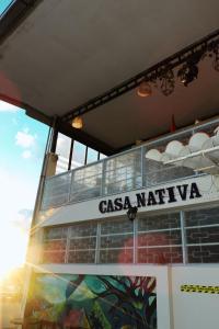 伊基托斯Casa Nativa Iquitos的一艘有卡萨码头读书标志的船