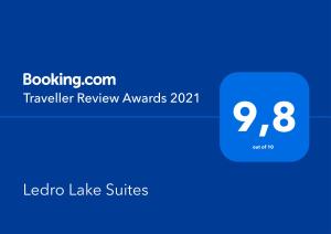 莱德罗Ledro Lake Suites的手机的屏风,带短信锁柜的湖面套房