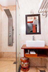 Long Khanh汉普森酒店的一间带水槽和镜子的浴室