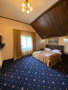 帕利亚尼西亚Шале в Буковелі的酒店客房设有床和窗户。