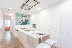 塞维利亚Genteel Home Julio César的白色的浴室设有水槽和镜子